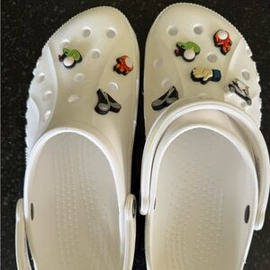 New CROCS mens 10 womens 12 with golf charms